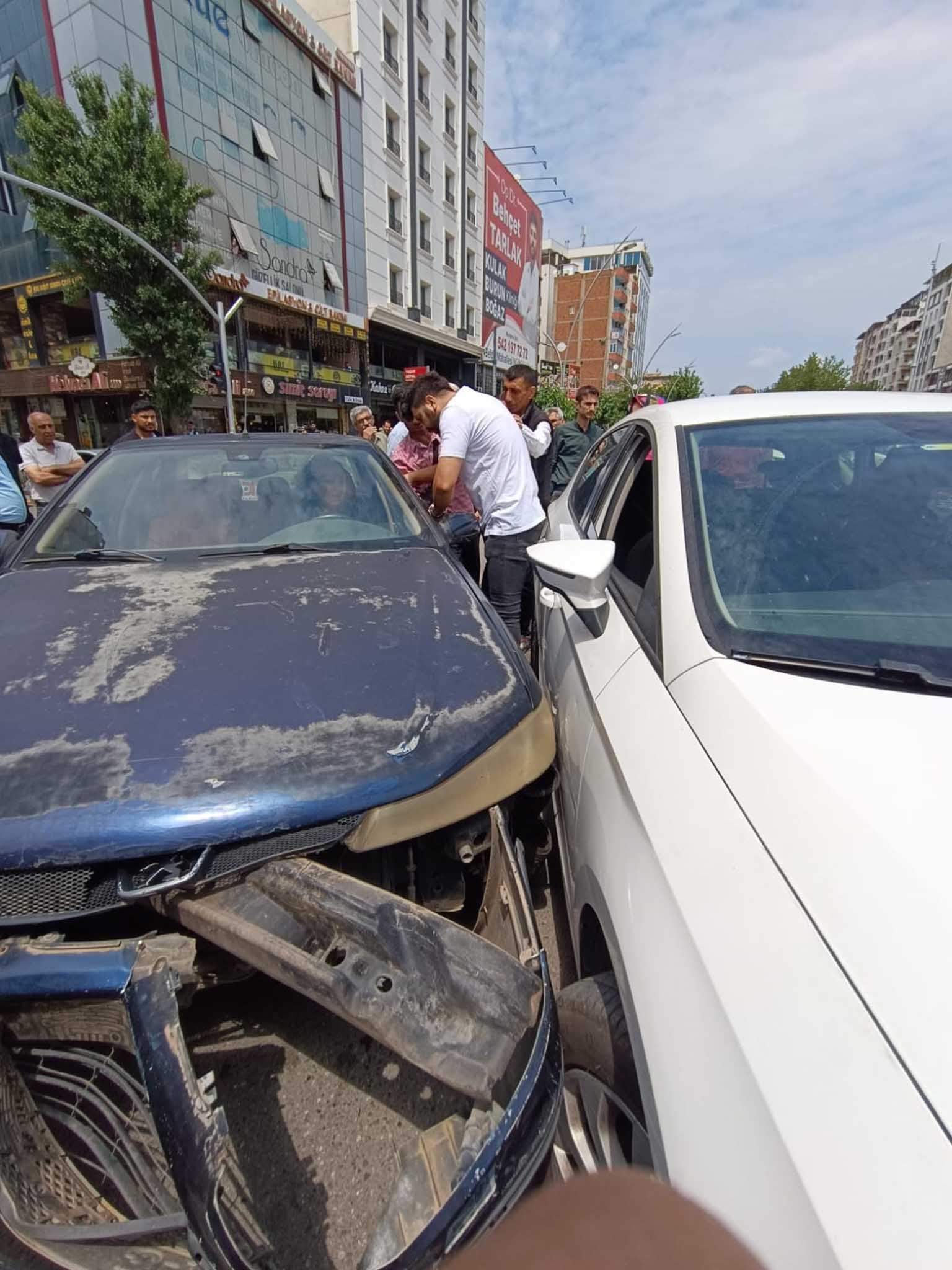 Kaza Yapan Kadın Sürücü, Çevredekilere Küfür Edip 'Trafik Dersi' Verdi 6