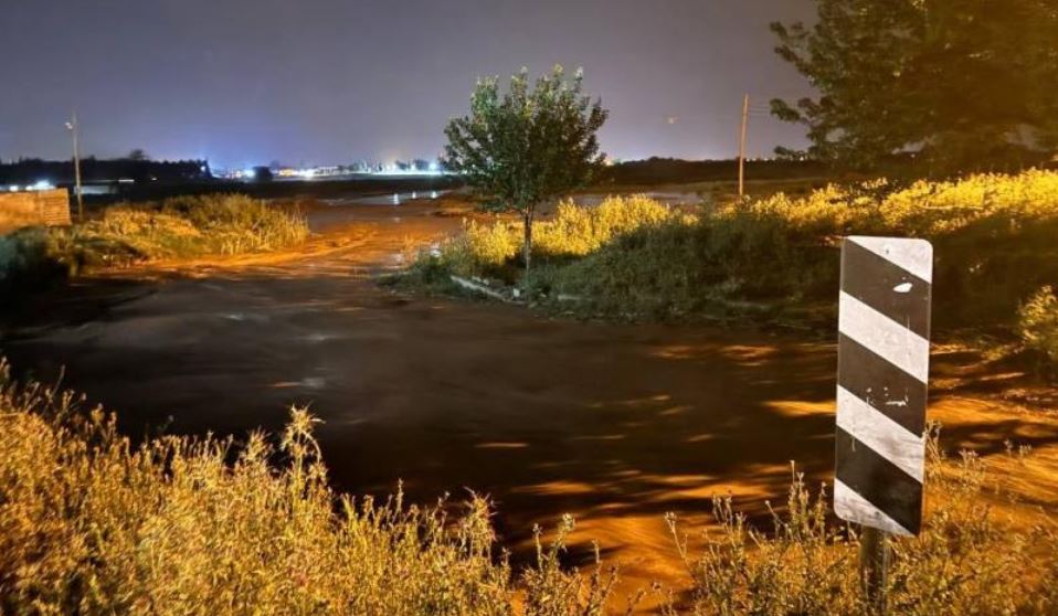 Yağışsız Havada Aniden Gelen Sel Suları Mahallede Paniğe Neden Oldu 1
