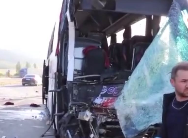 Yolcu Otobüsü Kamyonetle Çarpıştı 3 Ağır 17 Yaralı