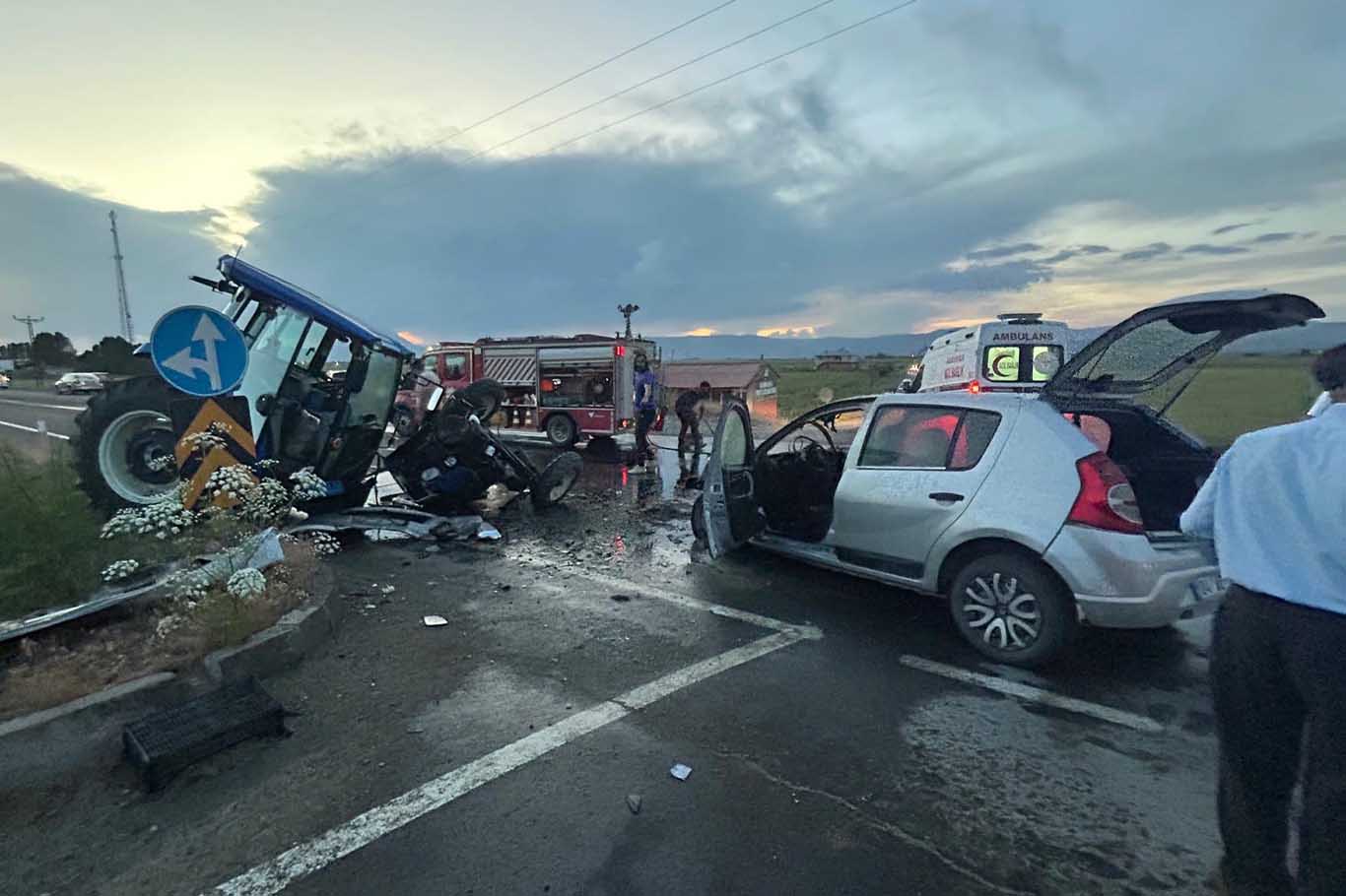 Ağrı’da Traktör Otomobille Çarpıştı 4 Yaralı