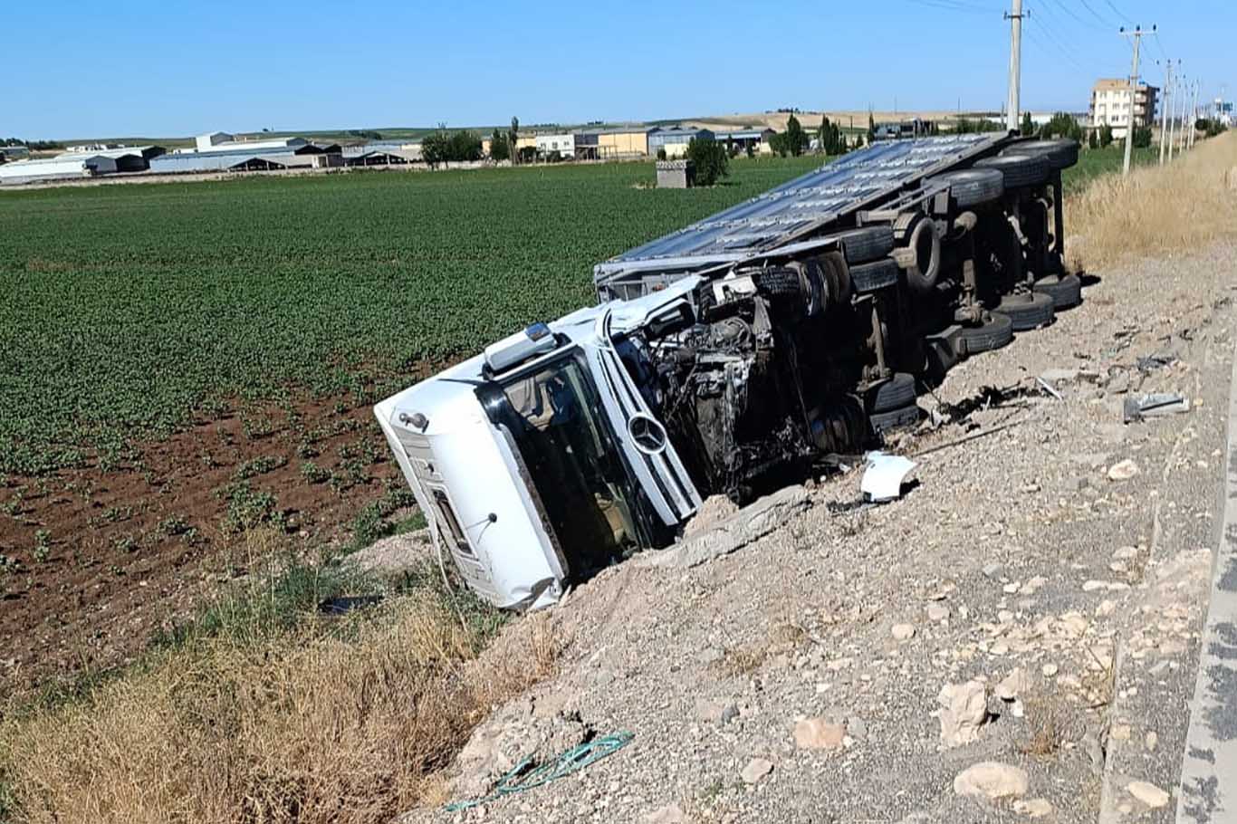 Bismil’de Devrilen Tırın Sürücüsü Yaralandı 4