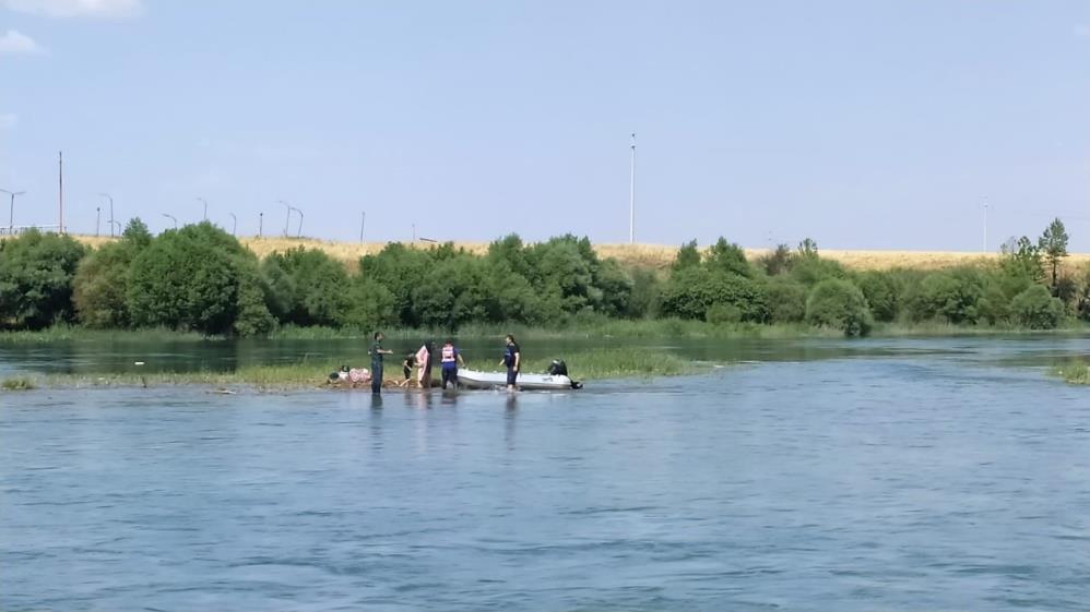 Dicle Nehri'nde Mahsur Kalan Aile Kurtarıldı 1