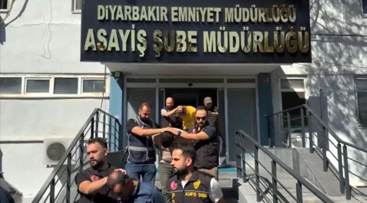 Diyarbakır’da 9 Gözaltı! Sebze Kasalarının Içinde Kalaşnikof Bulundu 1