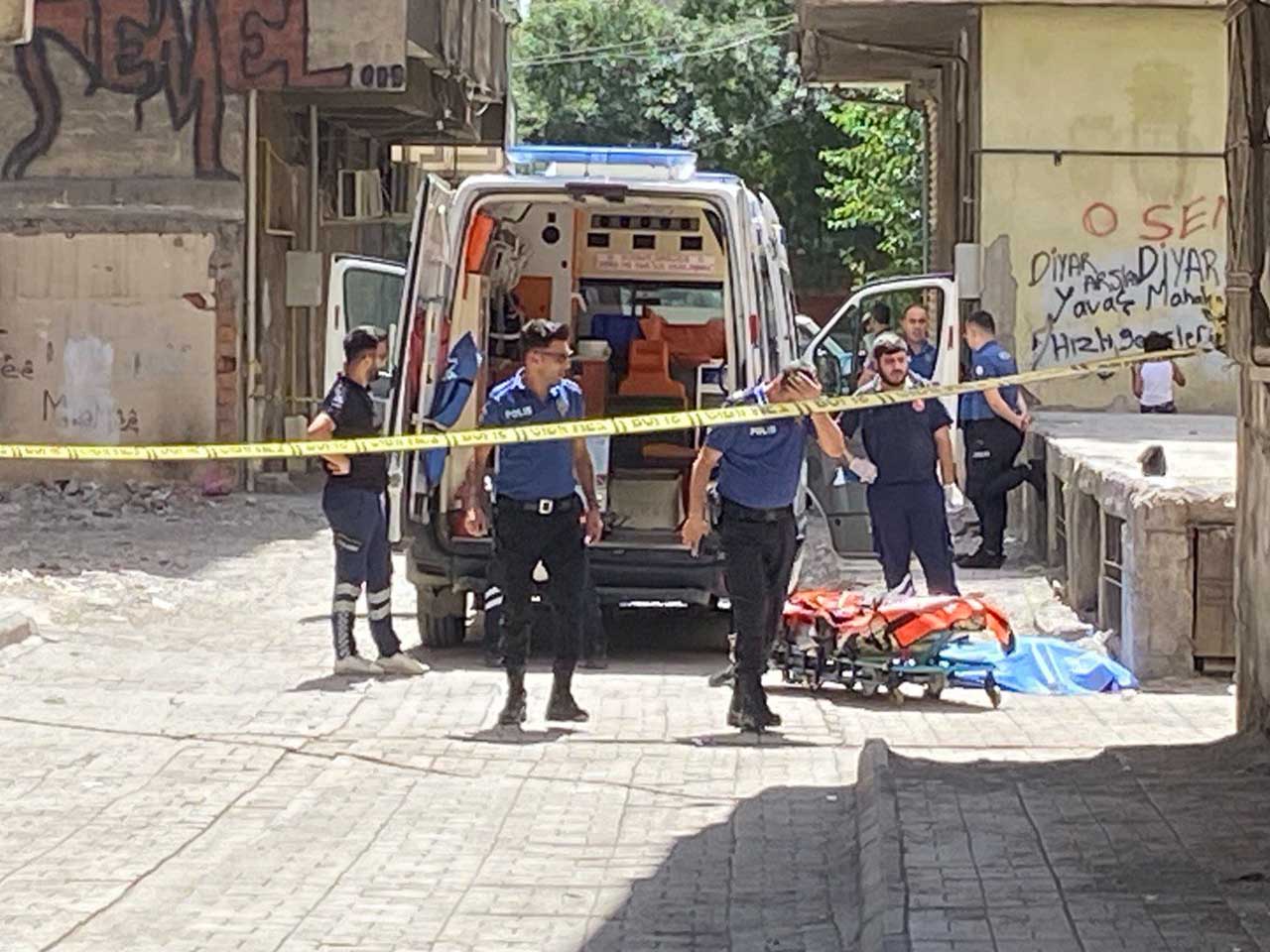 Diyarbakır'da Dışarıda Yürüdüğü Sırada Silahla Kafasından Vurulan Kadın Öldü 7