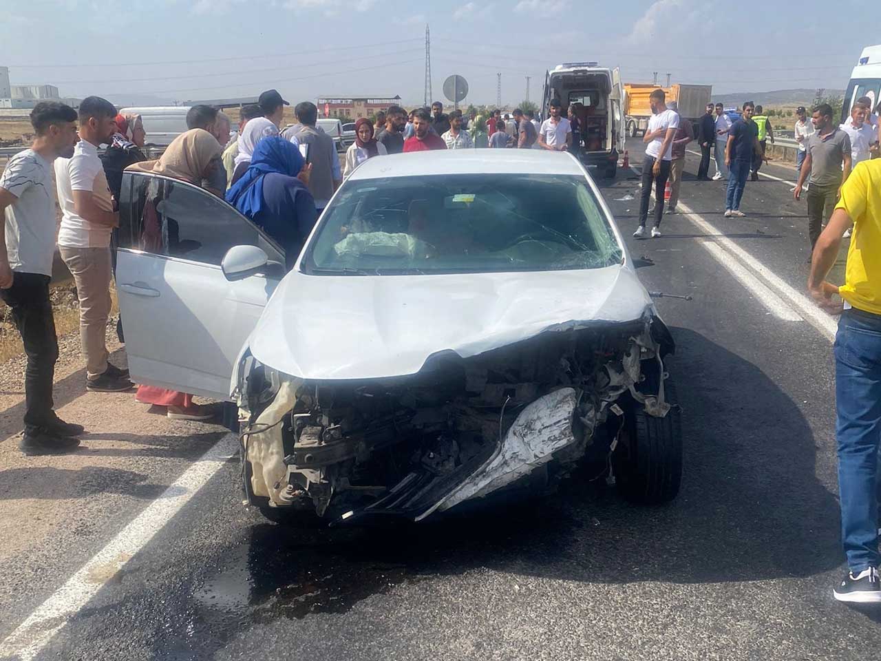 Diyarbakır’da Feci Kazada Otomobil Ikiye Bölündü 2