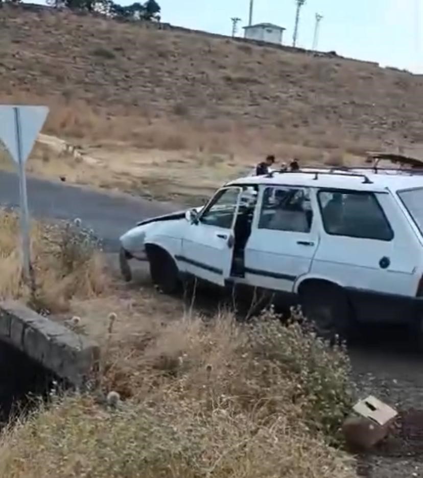 Diyarbakır'da Iki Otomobil Kafa Kafaya Çarpıştı 1