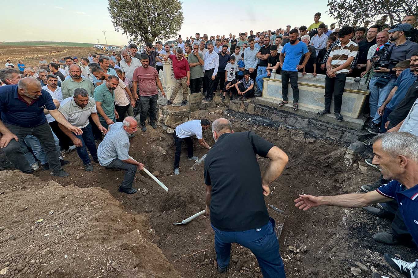 Diyarbakır'daki Yangında Hayatını Kaybeden Amca Ve Yeğeni Defnedildi 3