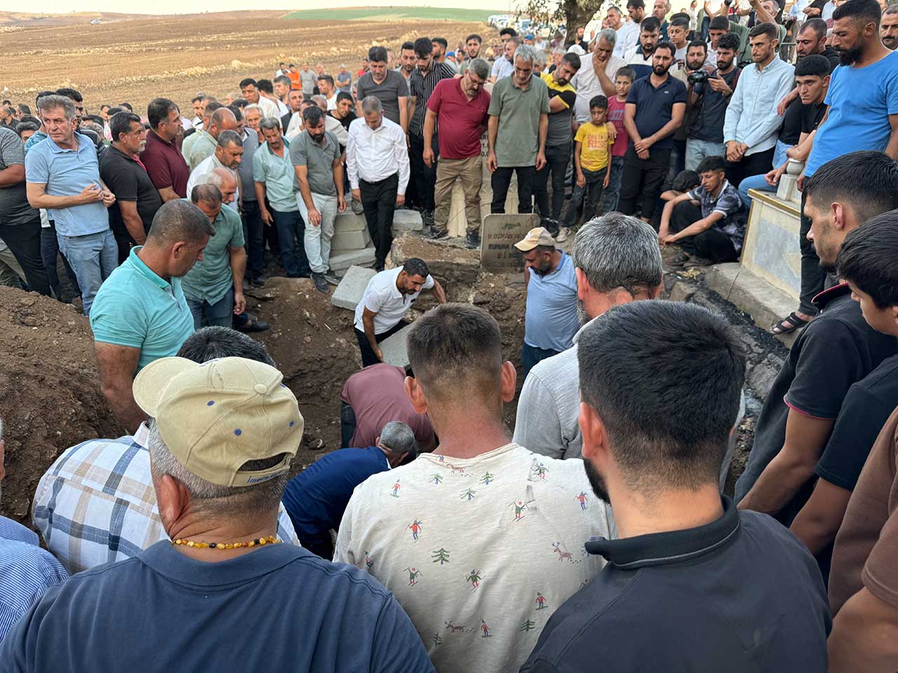 Diyarbakır'daki Yangında Hayatını Kaybeden Amca Ve Yeğeni Defnedildi 4