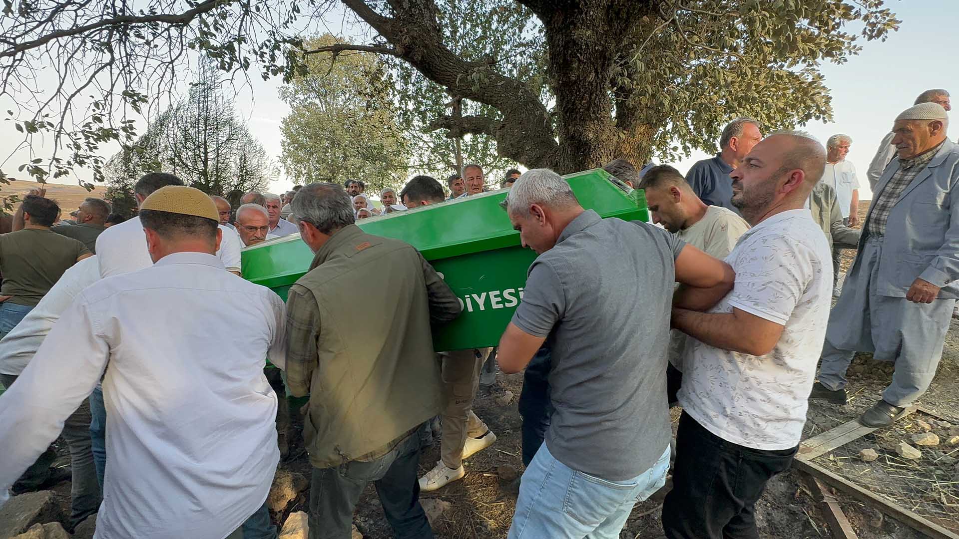 Diyarbakır'daki Yangında Hayatını Kaybeden Amca Ve Yeğeni Defnedildi 9