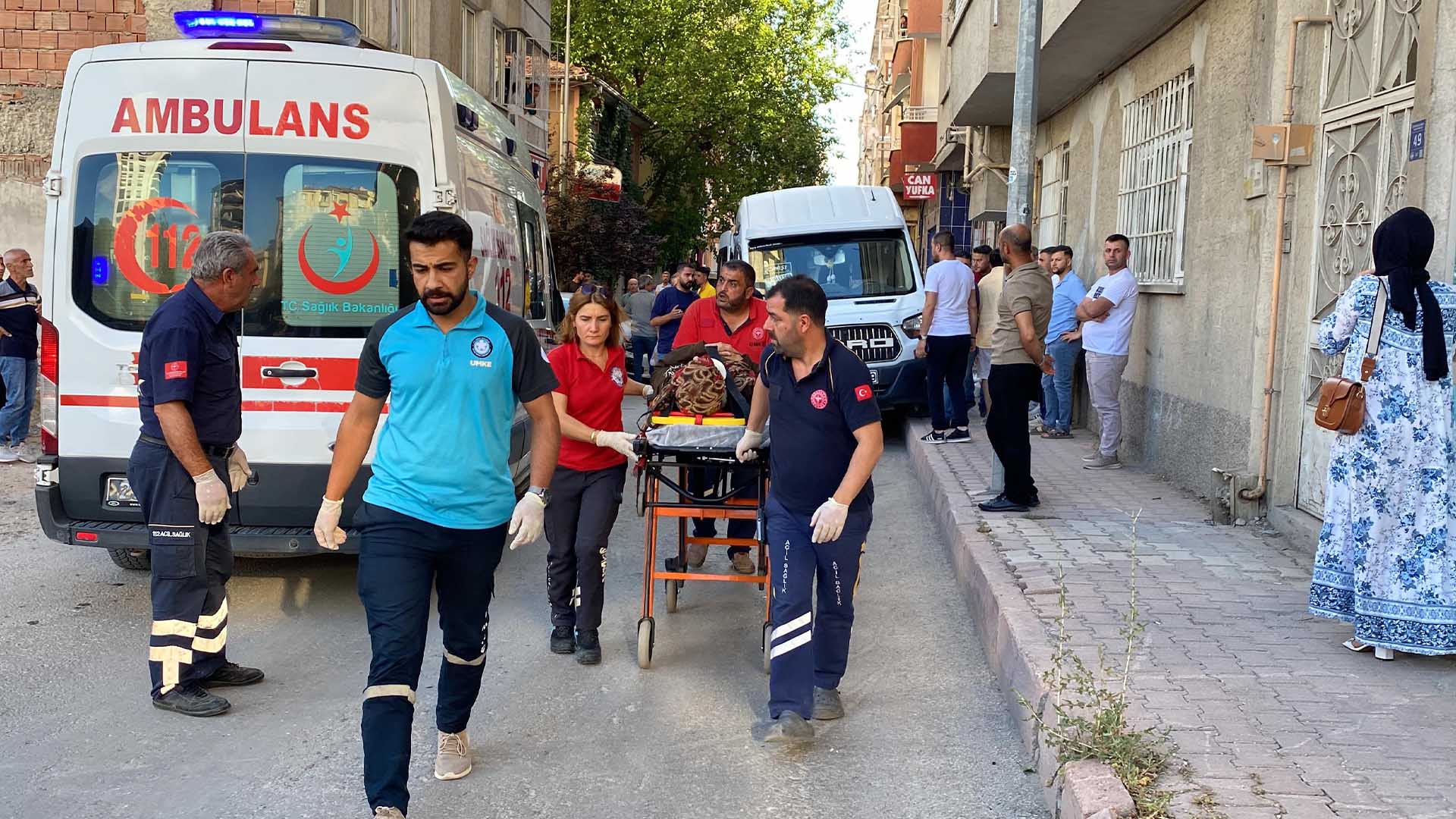 Elazığ'da Yolcu Minibüsü Ile Otomobil Çarpıştı 3