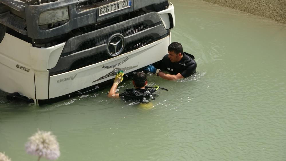 Hes Kanalına Düşen Kamyonun Sürücüsü Öldü 3