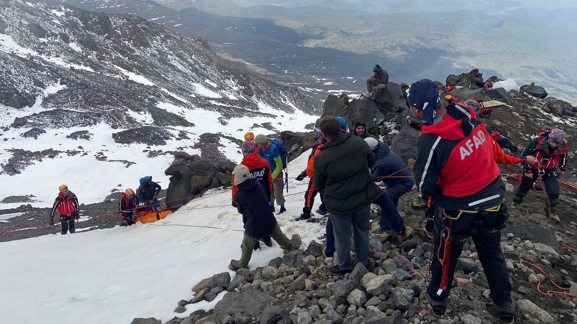 İranlı Dağcının Cenazesi Ağrı Dağı’ndan Indirildi 2