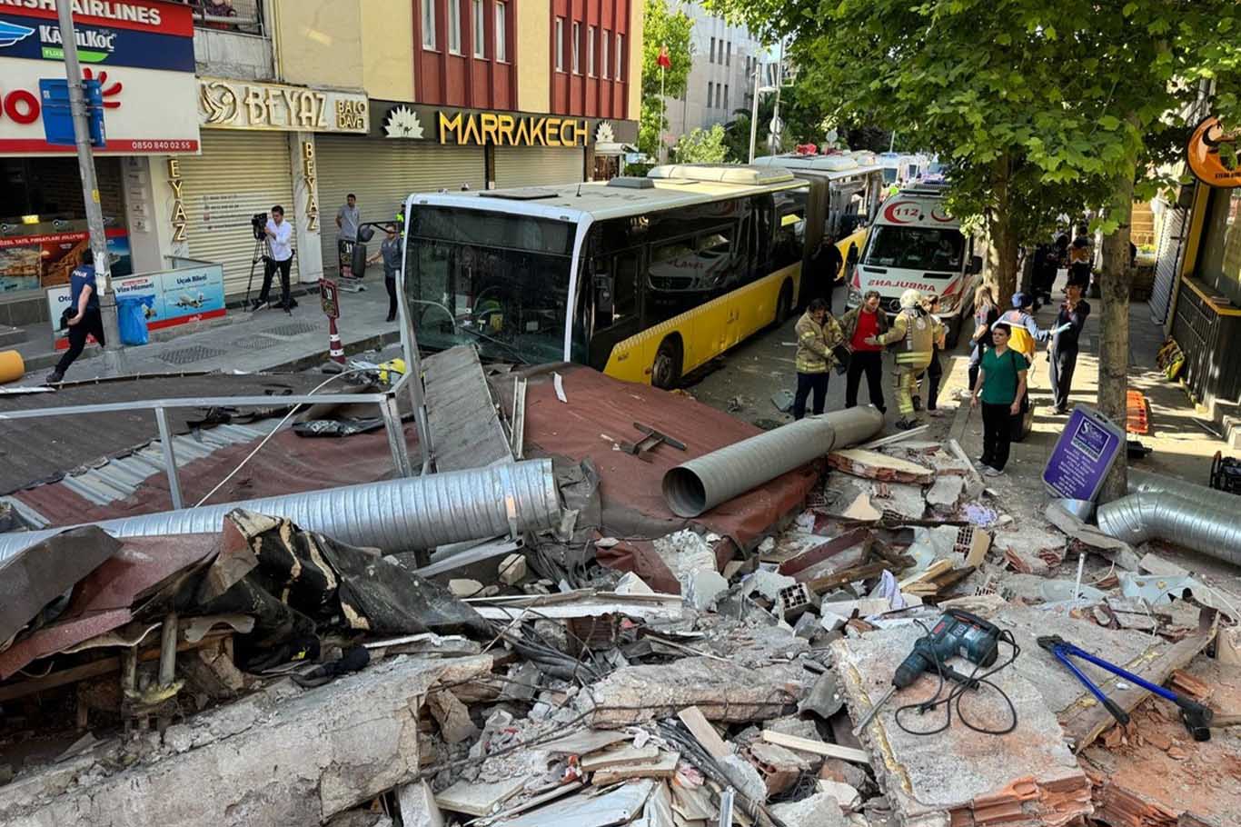 İstanbul’da Bina Çöktü 1 Ölü 2'Si Ağır 7 Yaralı 2