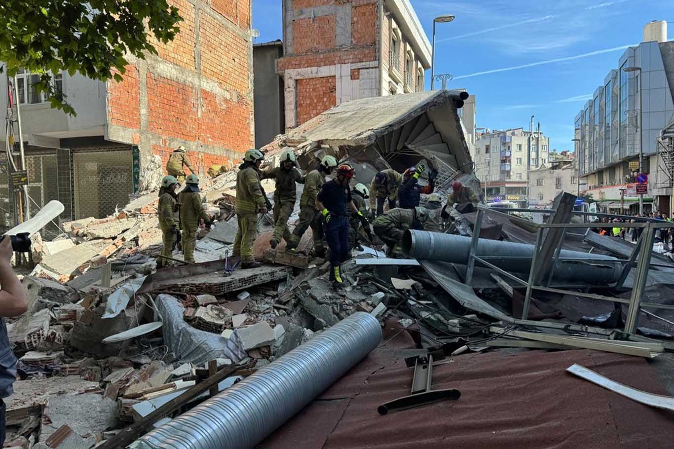 İstanbul’da Bina Çöktü 1 Ölü 2'Si Ağır 7 Yaralı 5