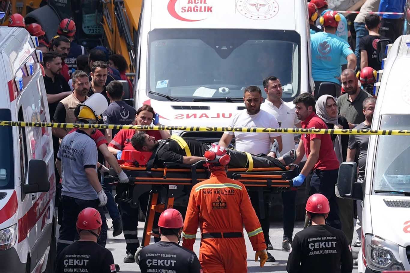 İstanbul’da Bina Çöktü 1 Ölü 2'Si Ağır 7 Yaralı 8