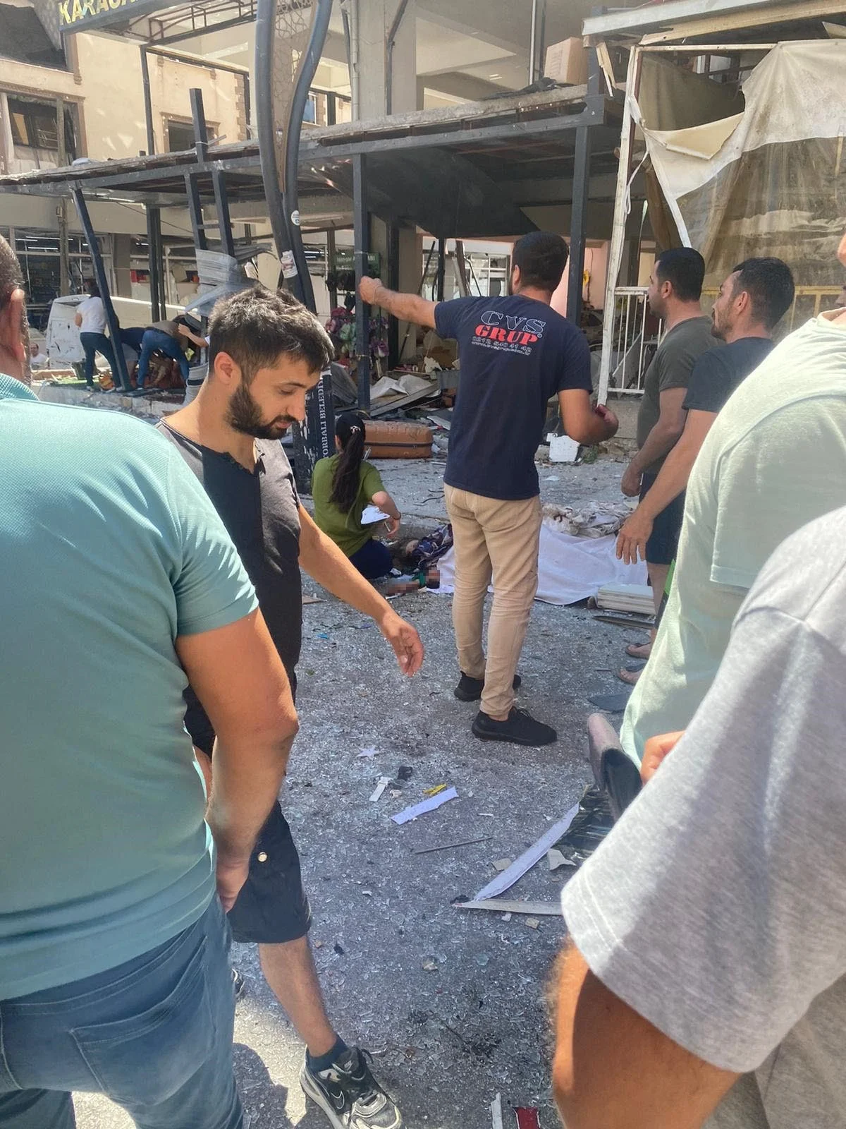 İzmir’de Patlama Çok Sayıda Ölü Ve Yaralı Var (1)