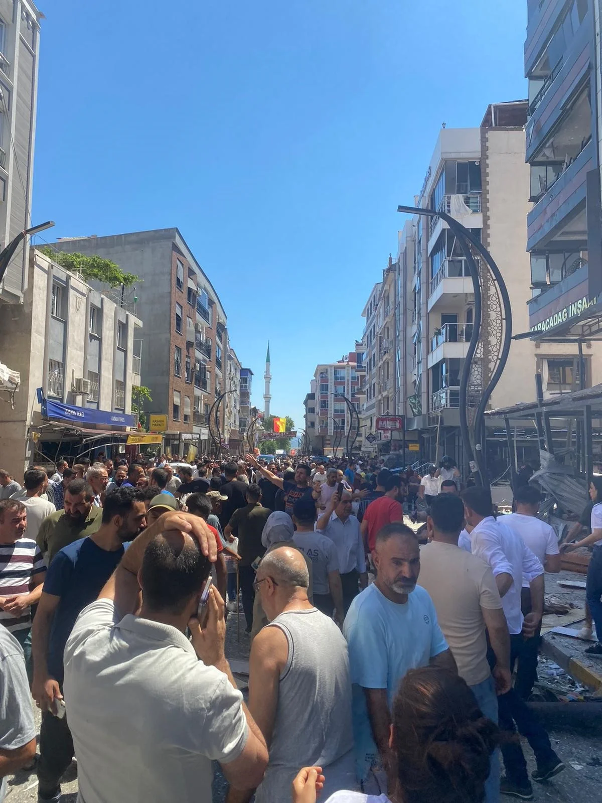 İzmir’de Patlama Çok Sayıda Ölü Ve Yaralı Var (2)