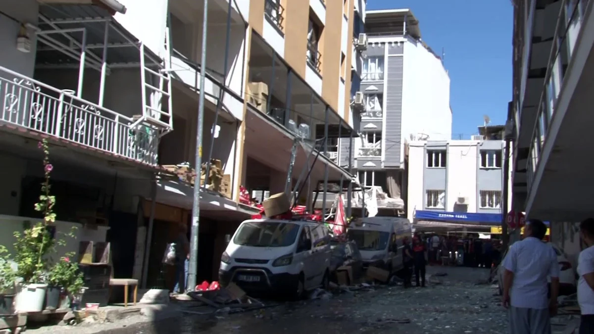 İzmir’de Patlama Çok Sayıda Ölü Ve Yaralı Var (3)