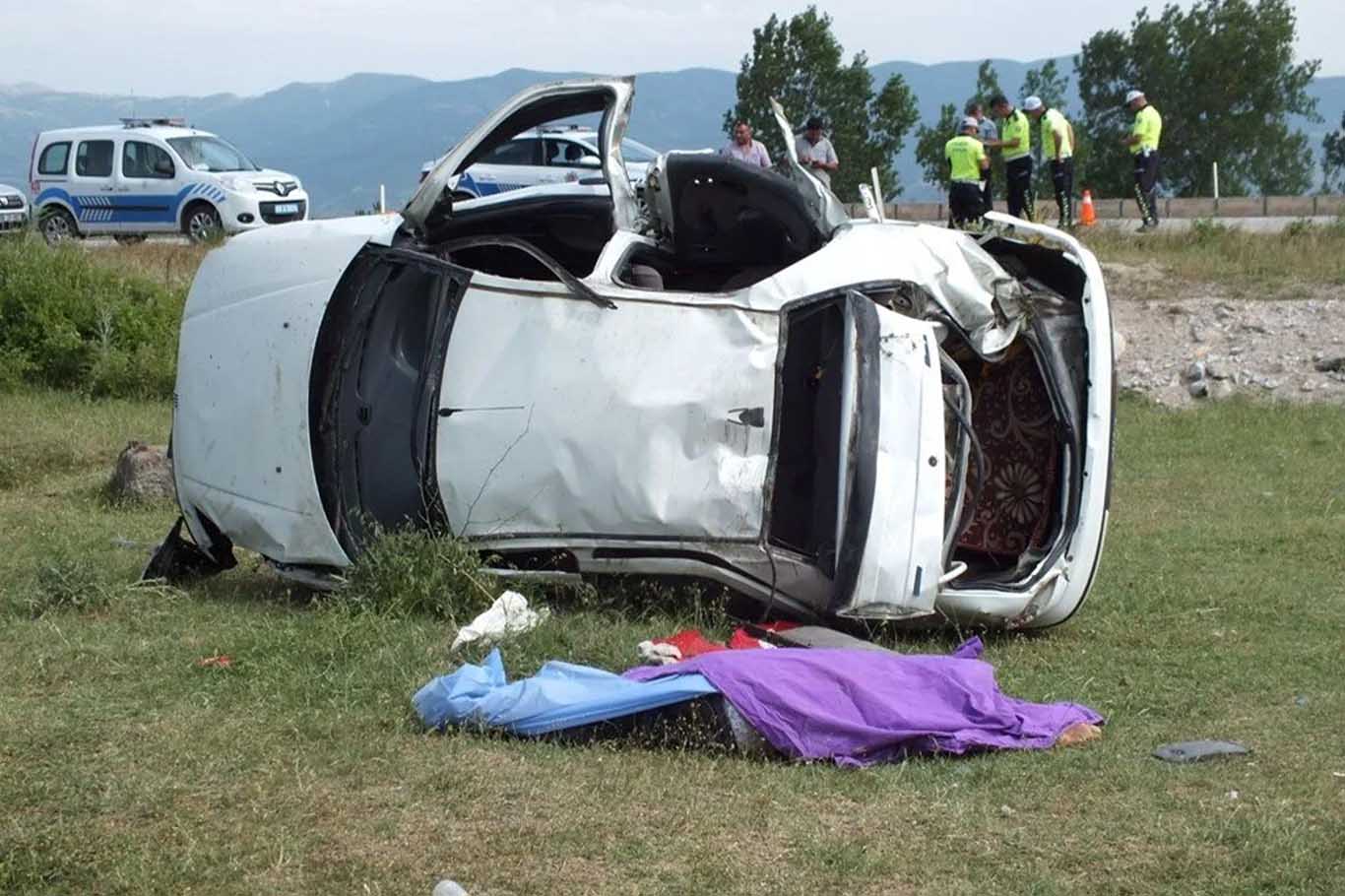 Şarampole Devrilen Otomobilde, 3 Kişi Öldü, 3 Kişi Yaralandı 4