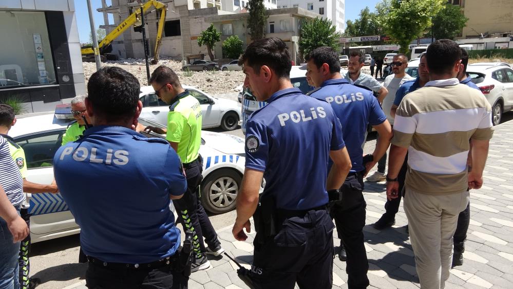 Yol Verme Kavgasını Ayırmaya Çalışan Polis Yumruklandı 1