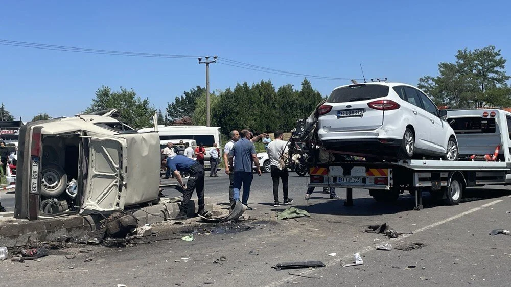 4 Otomobil, Zincirleme Kazaya Karıştı 2 Ölü, 3 Yaralı (13)