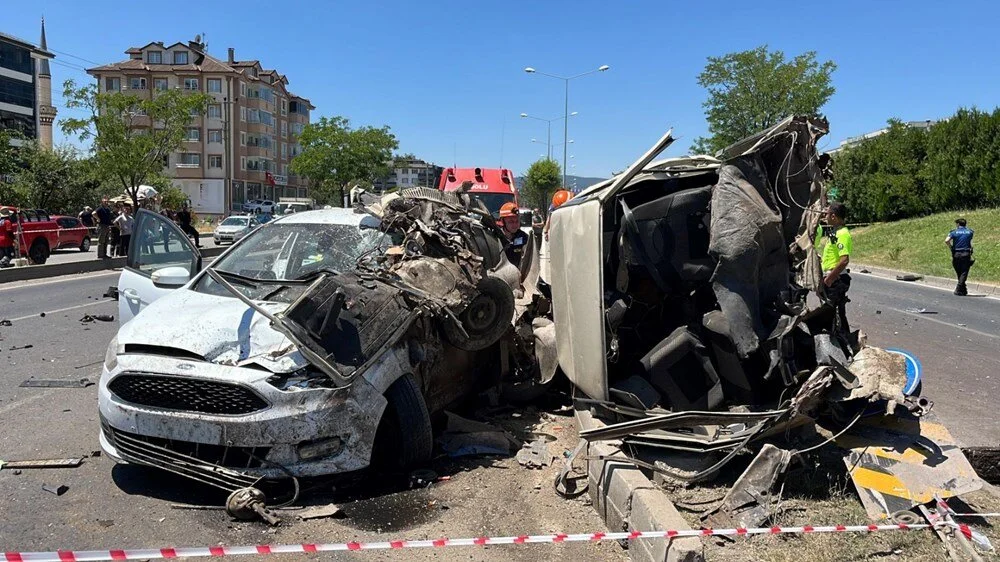 4 Otomobil, Zincirleme Kazaya Karıştı 2 Ölü, 3 Yaralı (15)