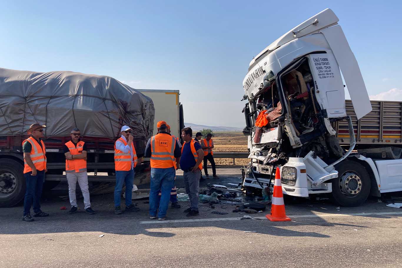 5'I Tır 7 Araç Zincirleme Kazaya Karıştı 1 Kişi Öldü, 6 Kişi Yaralandı 1