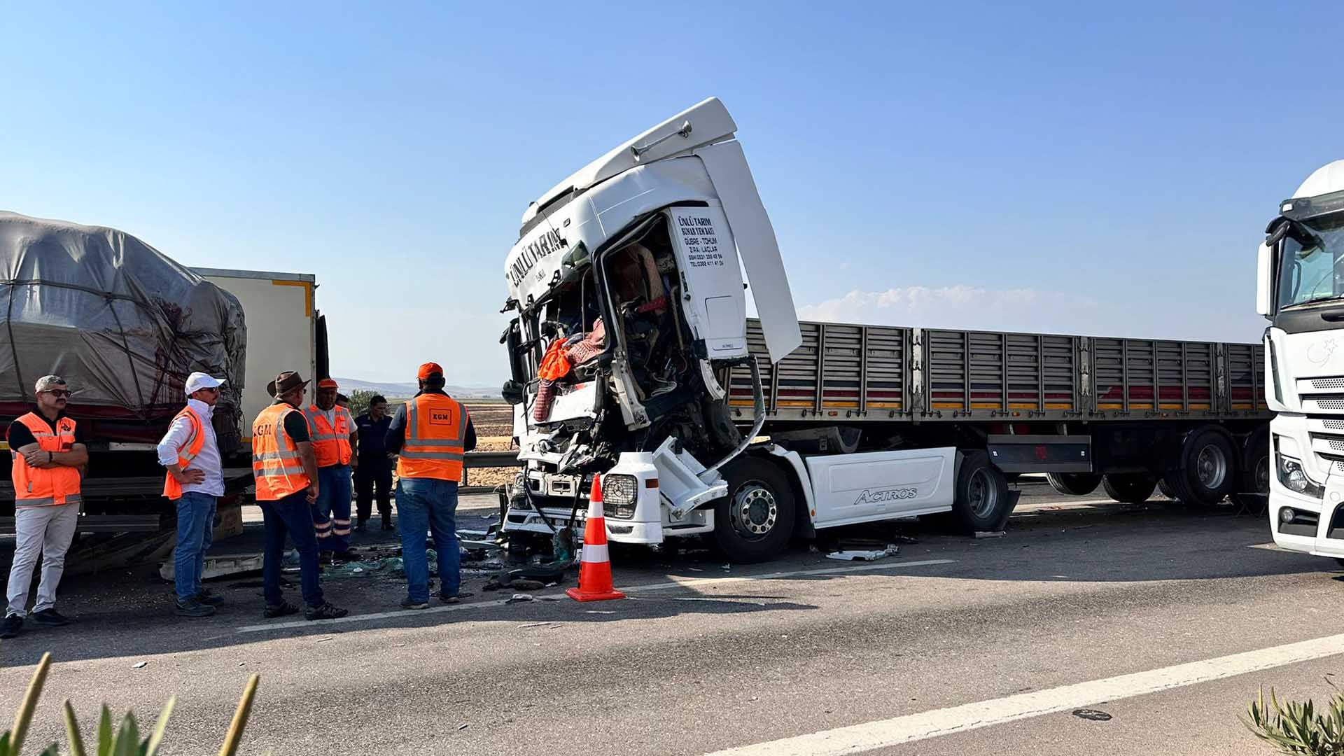 5'I Tır 7 Araç Zincirleme Kazaya Karıştı 1 Kişi Öldü, 6 Kişi Yaralandı 11