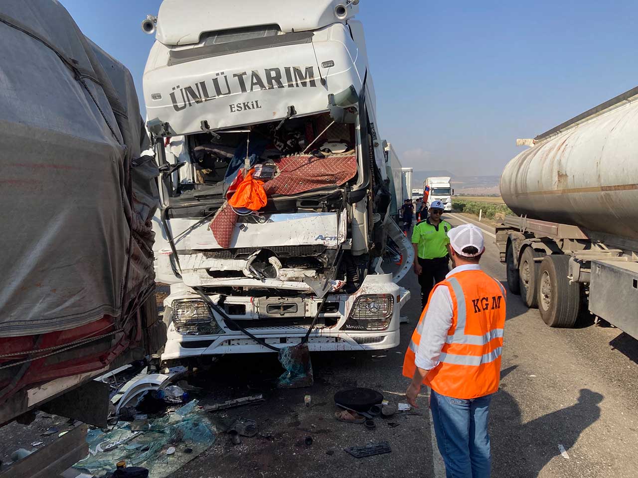 5'I Tır 7 Araç Zincirleme Kazaya Karıştı 1 Kişi Öldü, 6 Kişi Yaralandı 4