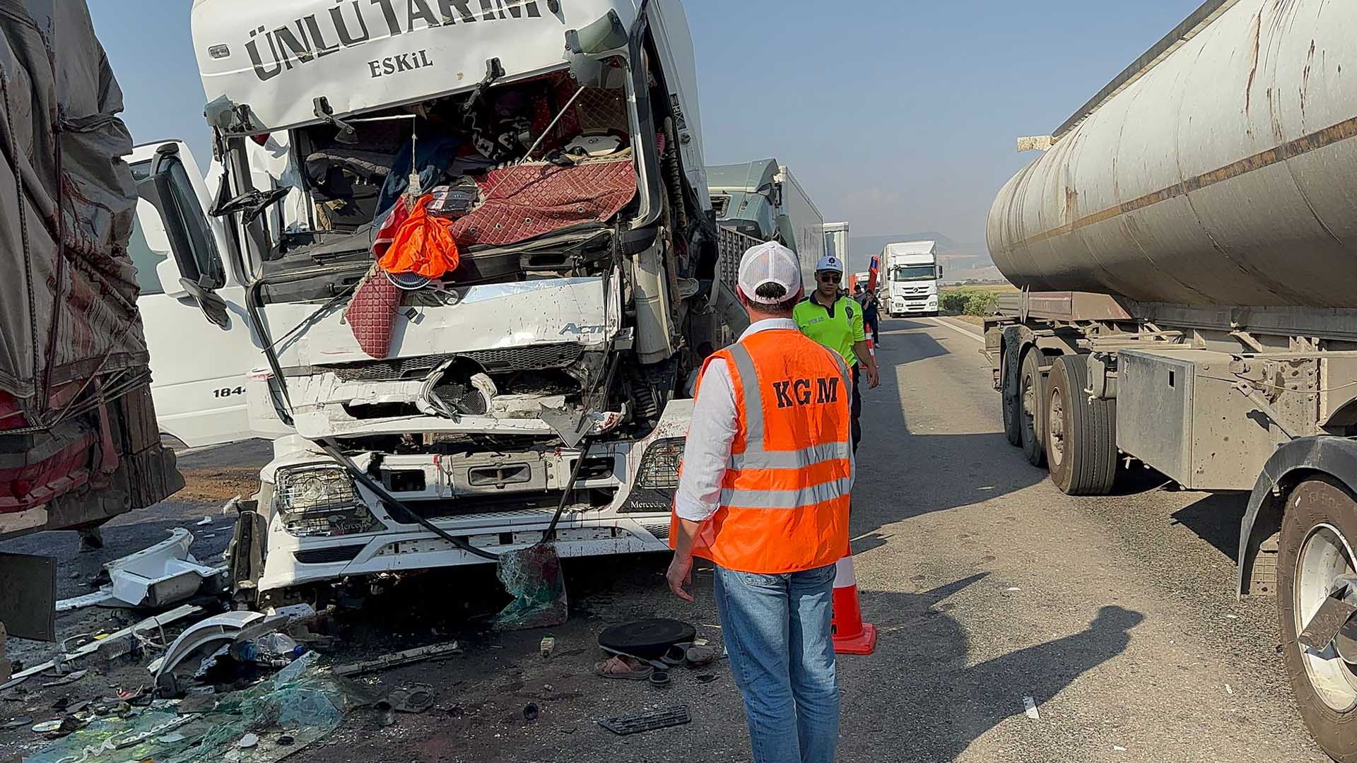 5'I Tır 7 Araç Zincirleme Kazaya Karıştı 1 Kişi Öldü, 6 Kişi Yaralandı 8