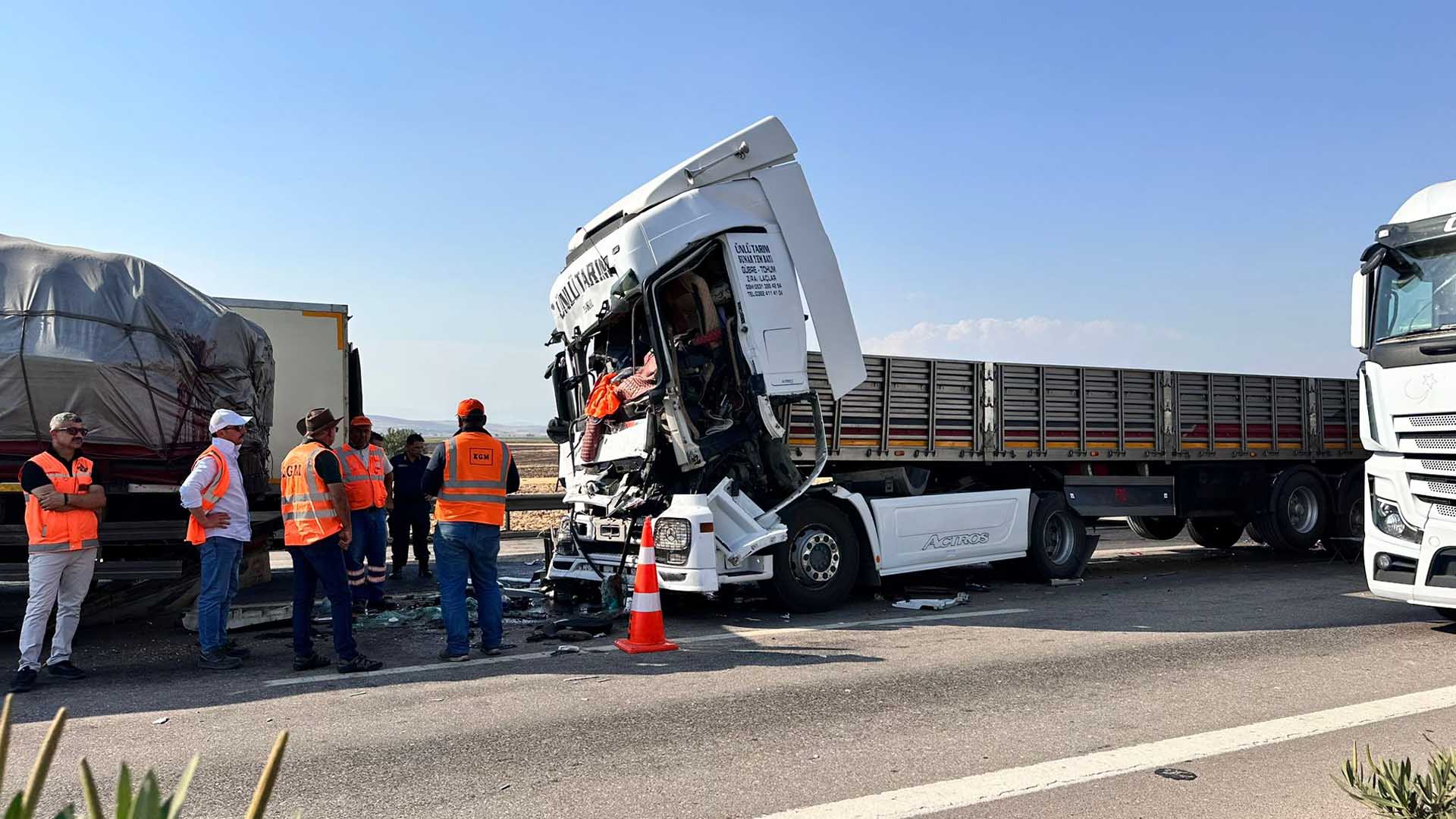 5'I Tır 7 Araç Zincirleme Kazaya Karıştı 1 Kişi Öldü, 6 Kişi Yaralandı 9