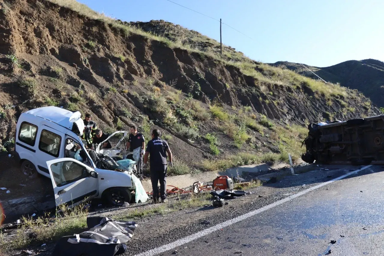 Ambulans Ile Hafif Ticari Arac Carpisti 4 Olu 1 Yarali 3