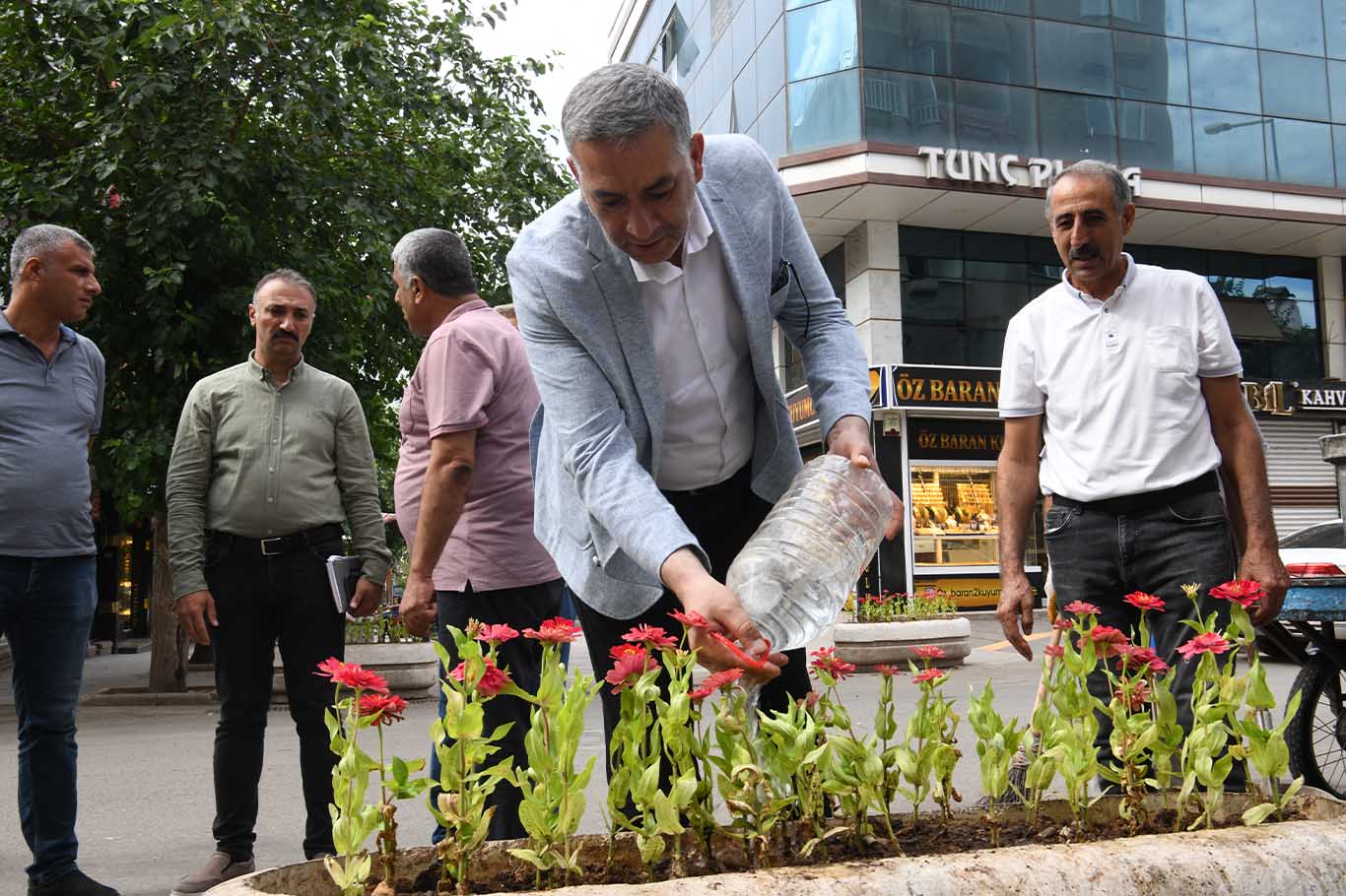 Bismil’de 6 Bin Mevsimlik Çiçek Ekildi 1