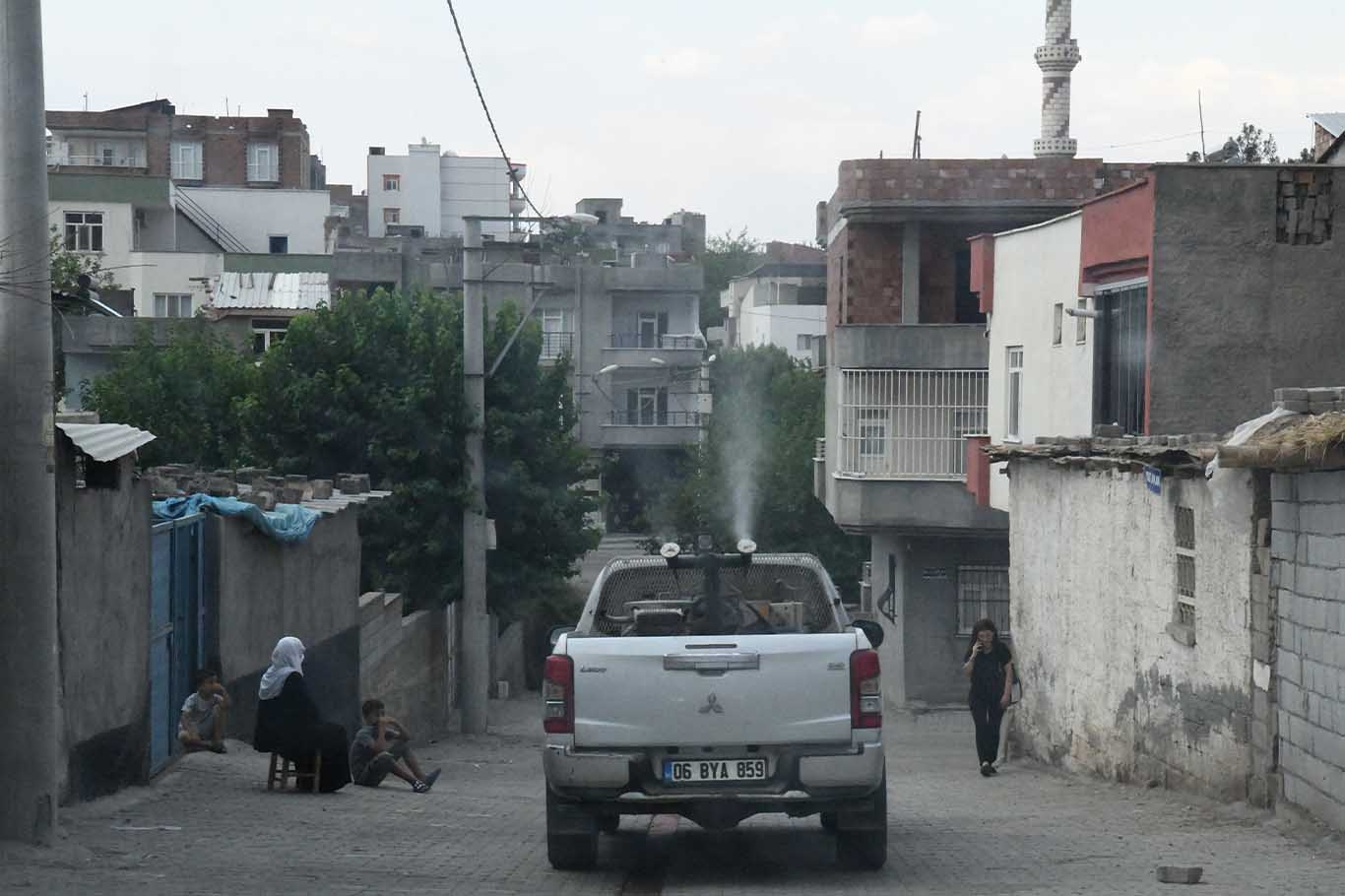 Bismil’de Eş Başkanlar, Belediye Aracı Ile Ilaçlama Yaptı 3