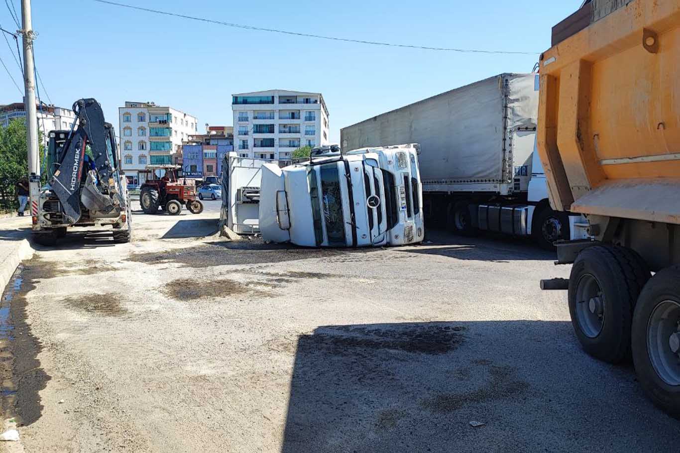 Bismil’de Şasesi Kırılan Kum Yüklü Kamyon Devrildi 3