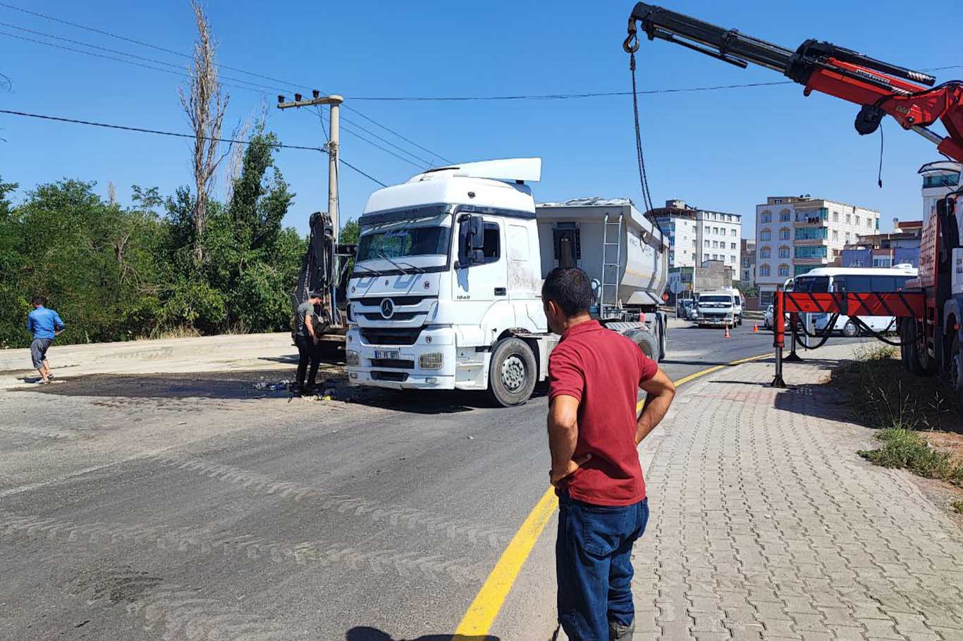 Bismil’de Şasesi Kırılan Kum Yüklü Kamyon Devrildi 4