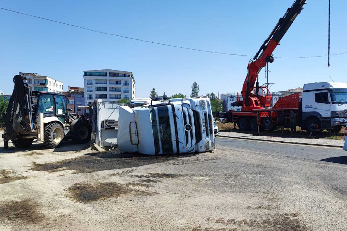 Bismil’de Şasesi Kırılan Kum Yüklü Kamyon Devrildi 6