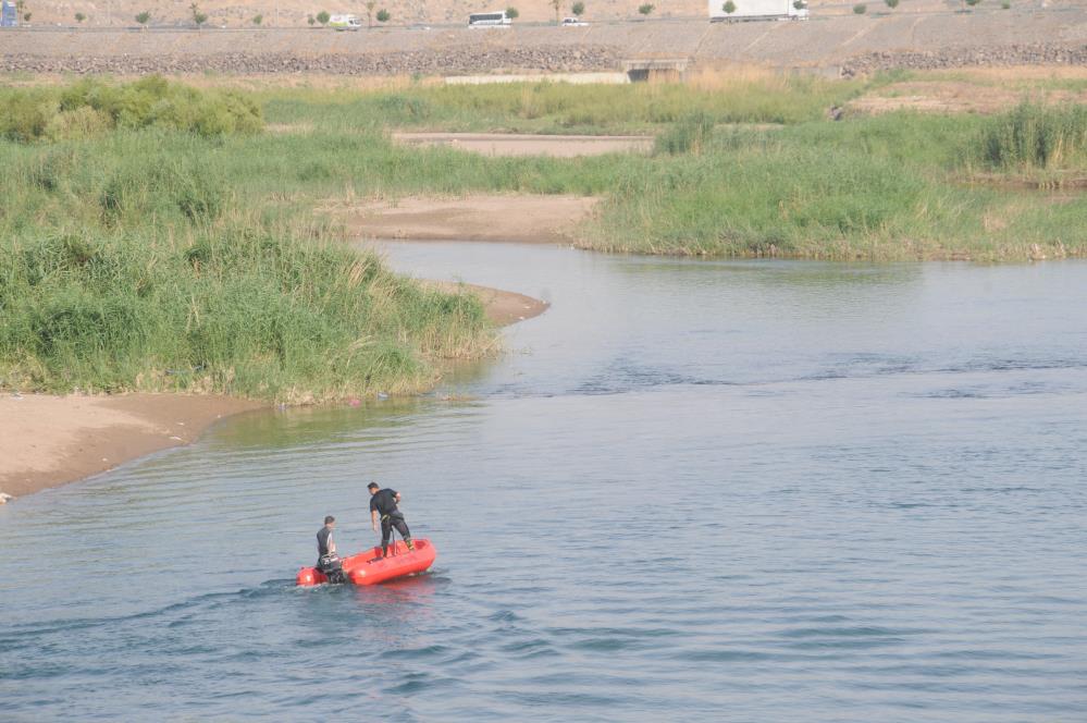 Dicle Nehri'nde Can Pazarı 2 Kişi Kurtarıldı, 3'Üncü Kişi Dron Ile Aranıyor 7