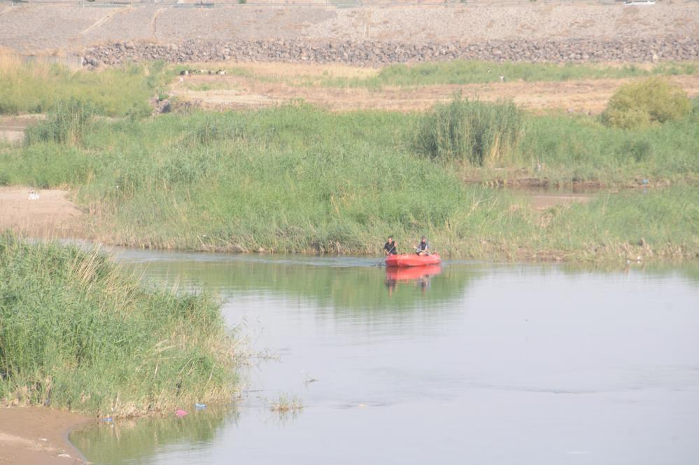 Dicle Nehri'nde Can Pazarı 2 Kişi Kurtarıldı, 3'Üncü Kişi Dron Ile Aranıyor