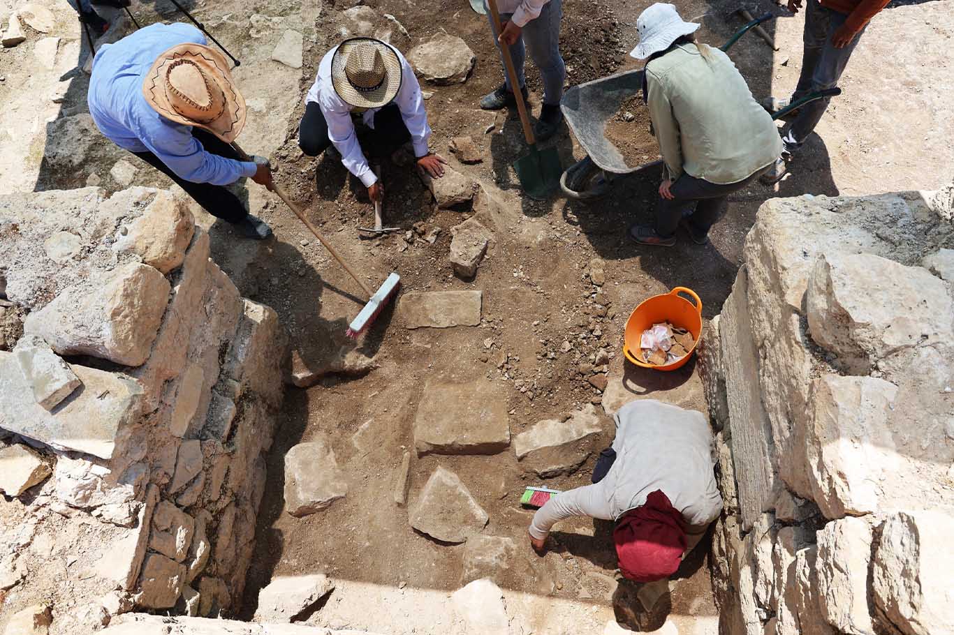 Diyarbakır Kulp’ta Bin 500 Yıllık Kilise Kalıntısında Yeni Eserler Bulundu