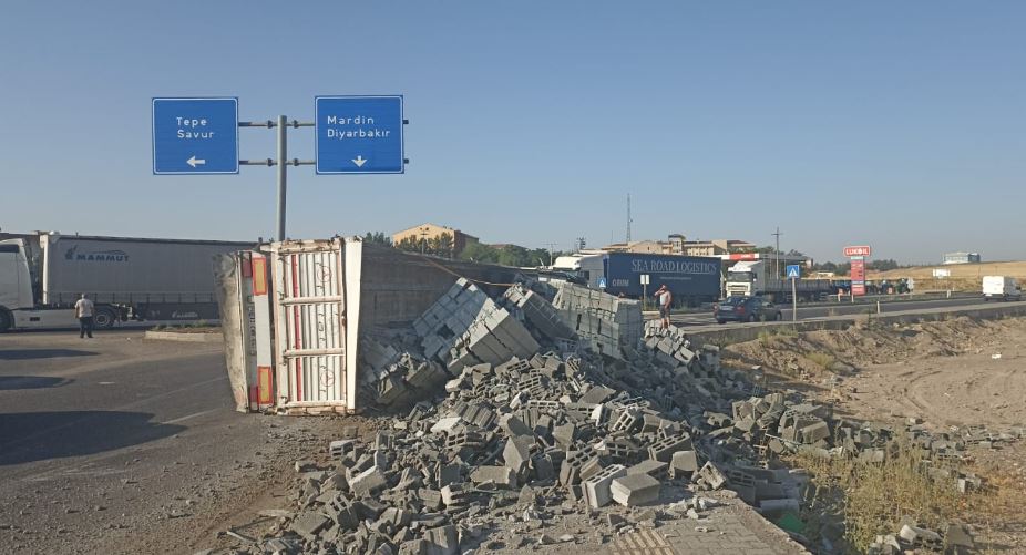 Diyarbakır'da Briket Yüklü Tir Devrildi 1