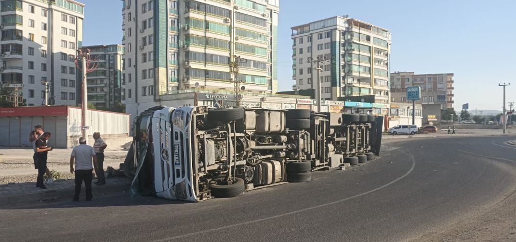 Diyarbakır'da Briket Yüklü Tir Devrildi 3