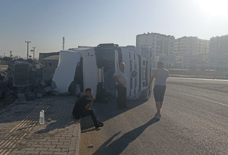 Diyarbakır'da Briket Yüklü Tir Devrildi 5