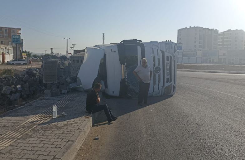 Diyarbakır'da Briket Yüklü Tir Devrildi 7