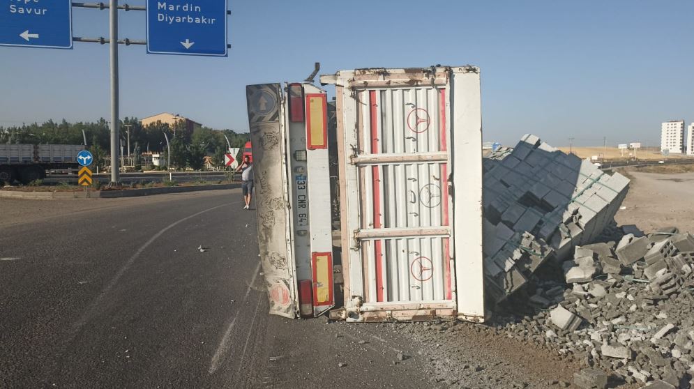 Diyarbakır'da Briket Yüklü Tir Devrildi