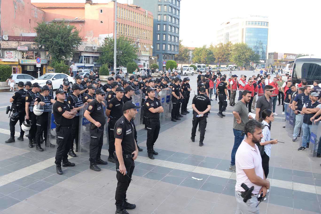 Diyarbakır’da Dem Partili Grubun Tsk Ile Ilgili Açıklamasına Izin Verilmedi 4