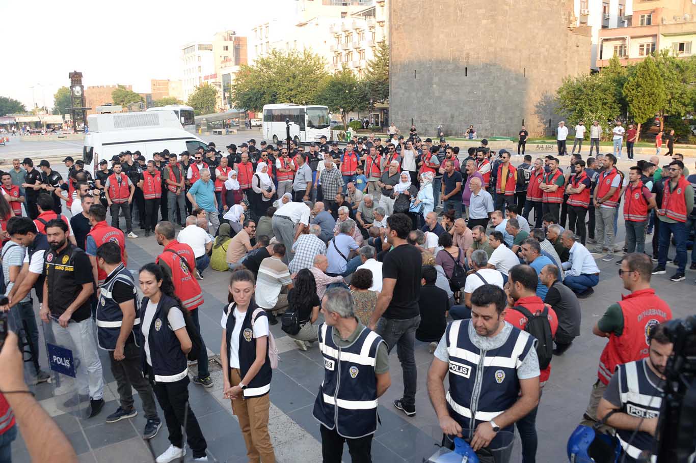 Diyarbakır’da Dem Partili Grubun Tsk Ile Ilgili Açıklamasına Izin Verilmedi 5