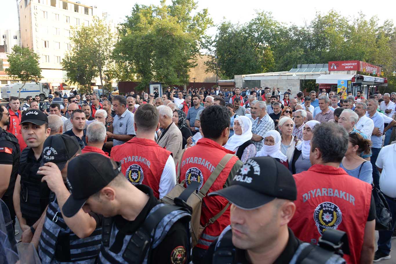 Diyarbakır’da Dem Partili Grubun Tsk Ile Ilgili Açıklamasına Izin Verilmedi 6