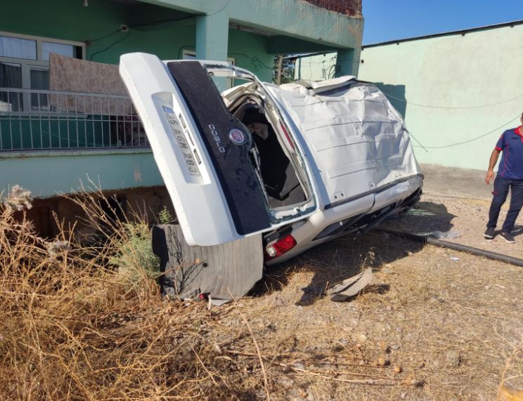 Diyarbakır’da Feci Kaza! Araç Eve Çarparak Durabildi 3 Yaralı 7