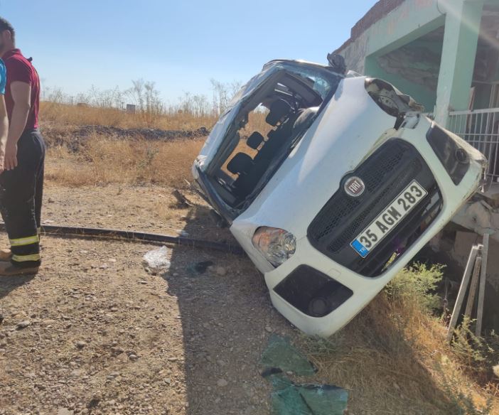 Diyarbakır’da Feci Kaza! Araç Eve Çarparak Durabildi 3 Yaralı 9